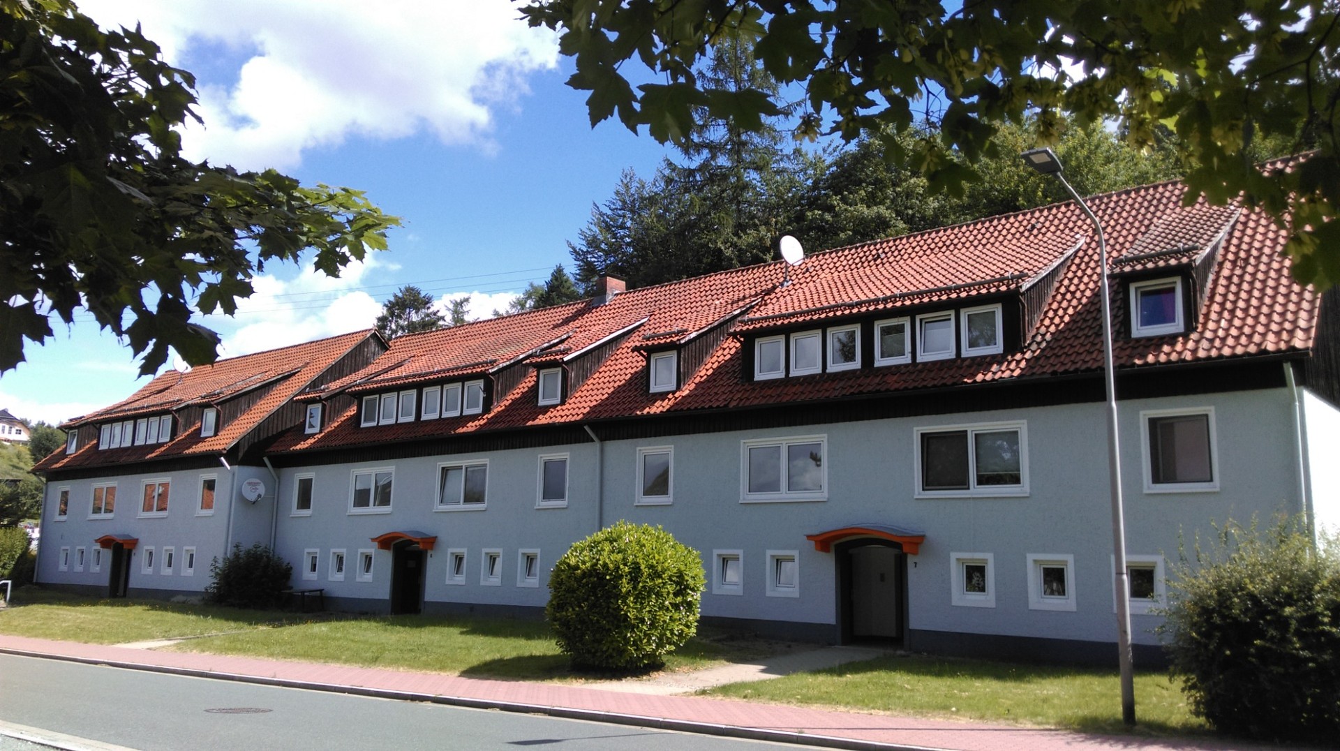 Wohngebäude mit rotem Ziegeldach